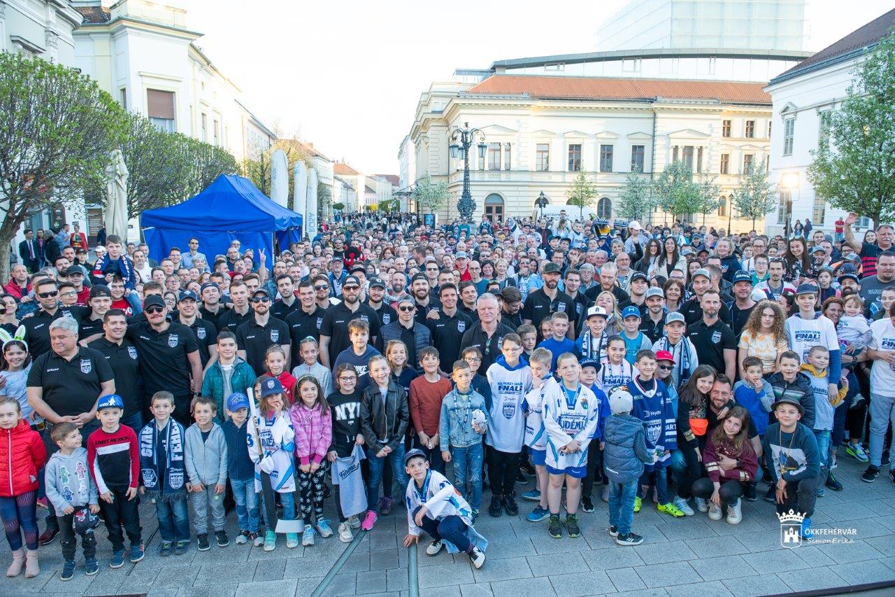 A szurkolókkal együtt búcsúztatta a történelmi szezont a Hydro Fehérvár AV19